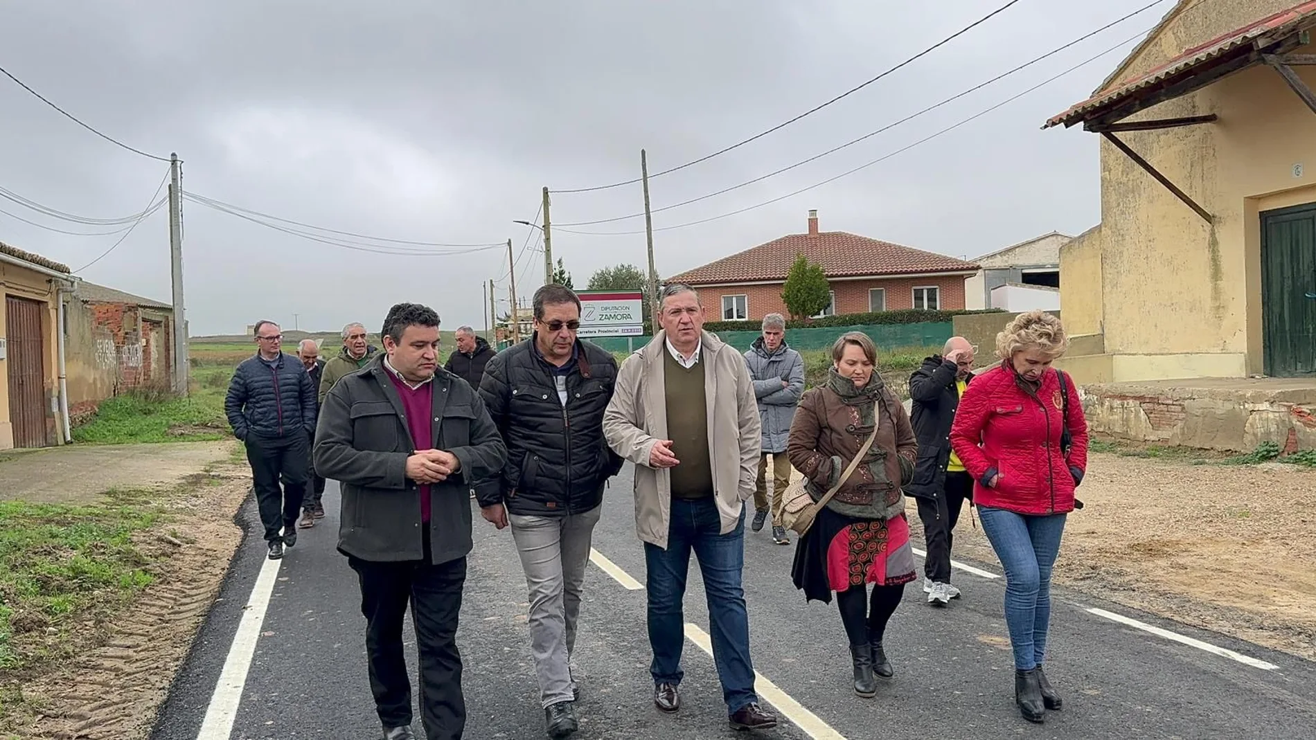 El presidente de la Diputación de Zamora, Javier Faúndez, junto al alcalde de Almaraz de Duero, José Martín, entre otros, en la carretera de los infiernos