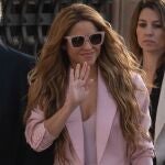 ¡Última hora! Sonriente, tranquila y con un look rosa espectacular. Shakira llega a su juicio contra Hacienda