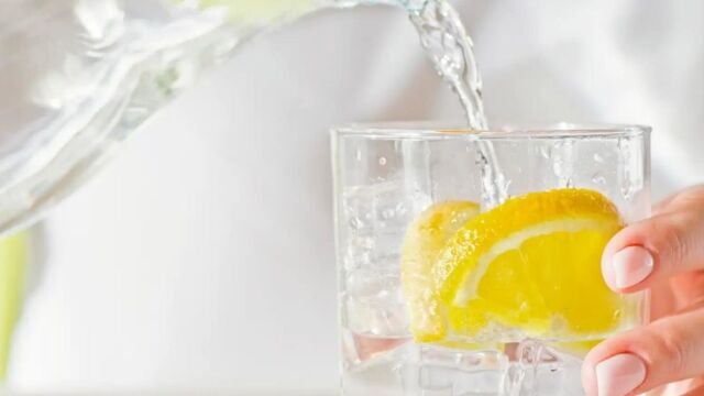 Agua con limón