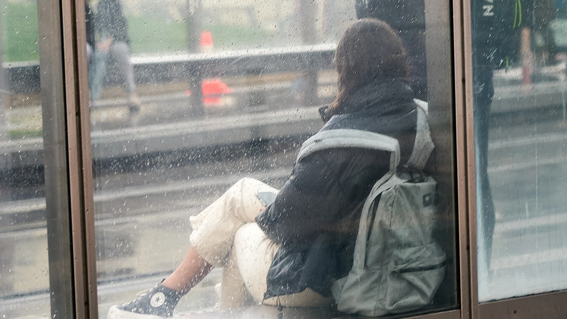 Una joven espera el tranvía en la capital alavesa 