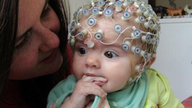Uno de los bebés que participó en el estudio y su madre