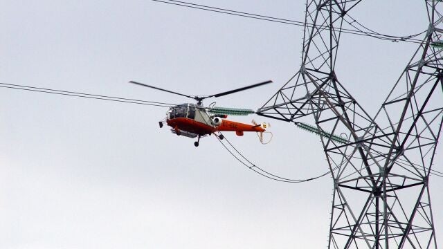 Revisión de una red eléctrica en helicóptero