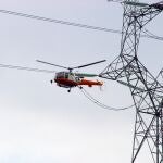 Revisión de una red eléctrica en helicóptero