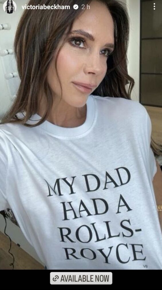 Victoria Beckham con la camiseta que ha diseñado con su frase viral 