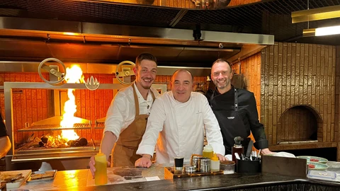 Rodrigo Anel, director comercial y de exportación, José Gordón, maestro asador; y Diego Zárate, responsable de I+D de "El Capricho"