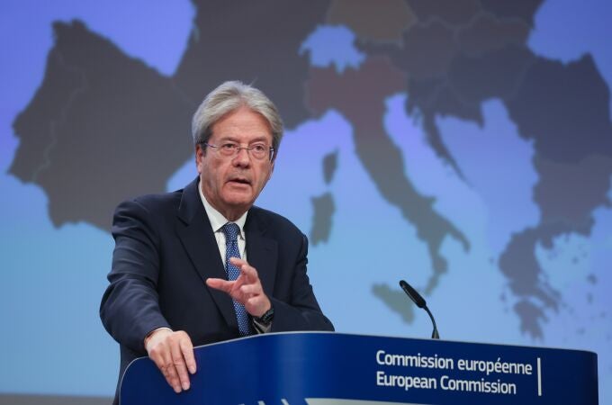 Brussels (Belgium), 15/11/2023.- European Commissioner for Economy, Paolo Gentiloni holds a press conference on the 'Autumn 2023 Economic Forecast: A modest recovery ahead after a challenging year' following a European Commission College meeting in Brussels, Belgium, 15 November 2023. (Bélgica, Bruselas) EFE/EPA/OLIVIER HOSLET