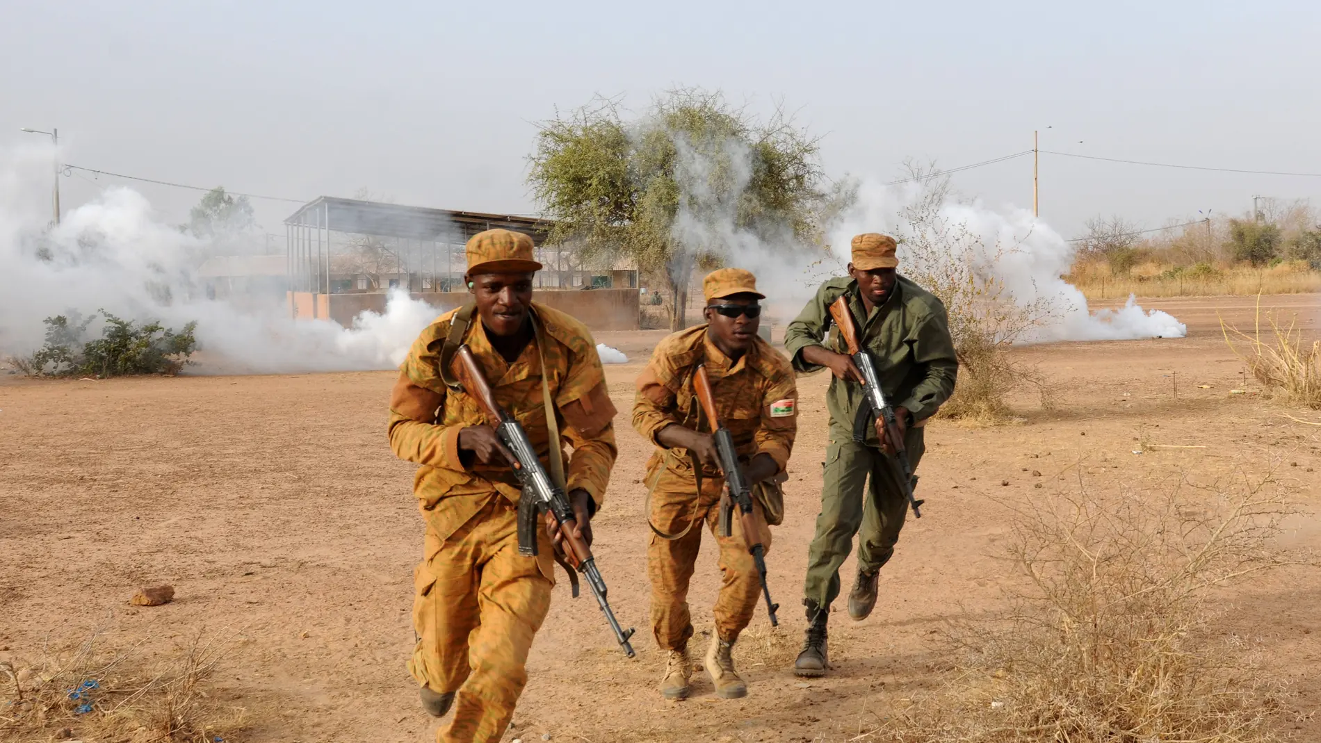 March 2, 2017 - Ouagadougou, Burkina Faso - Burkinabe soldiers utilize smoke cover to regroup after an ambush exercise at Camp Zagre March 2, 2017 in Ouagadougou, Burkina Faso. (Foto de ARCHIVO) 02/03/2017