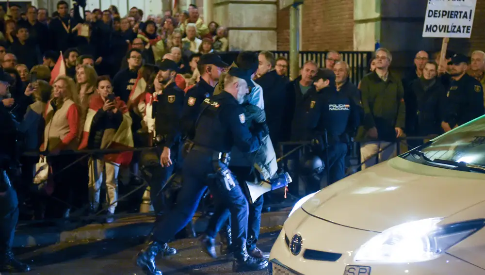 MADRID.-Las protestas en Ferraz dejan más de 70 detenidos acusados de desórdenes y atentado a la autoridad