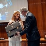 Miñones entrega su cartera ministerial a Mónica García