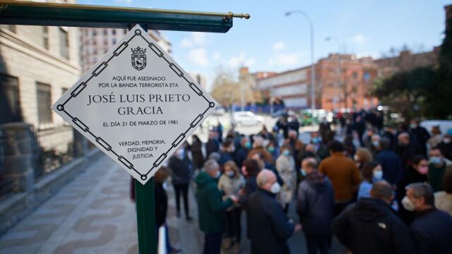 Placa en recuerdo al teniente coronel asesinado que ha sido arrancado.