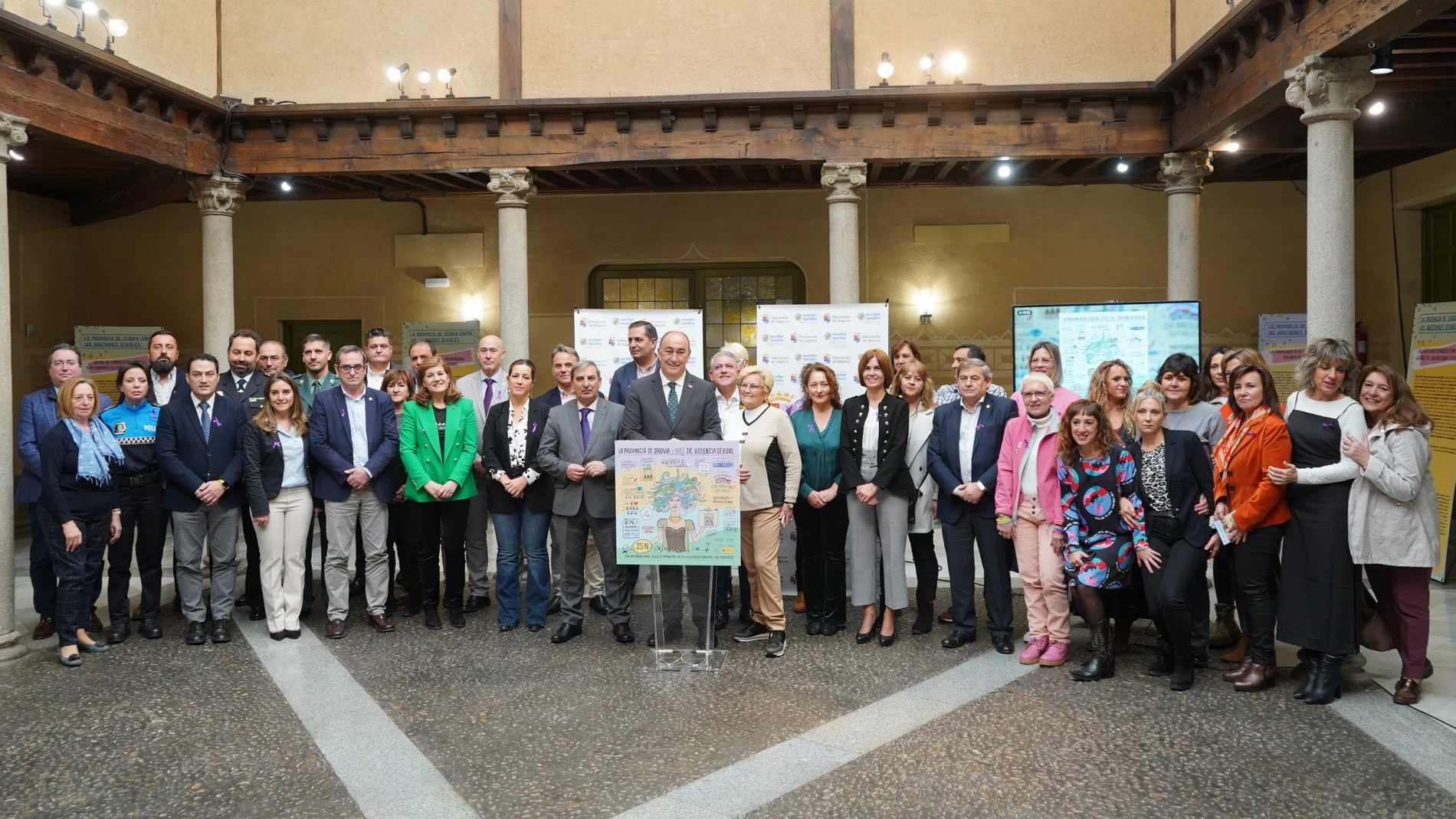 El presidente de la Diputación de Segovia, Miguel Ángel de Vicente, presenta su campaña para el 25N