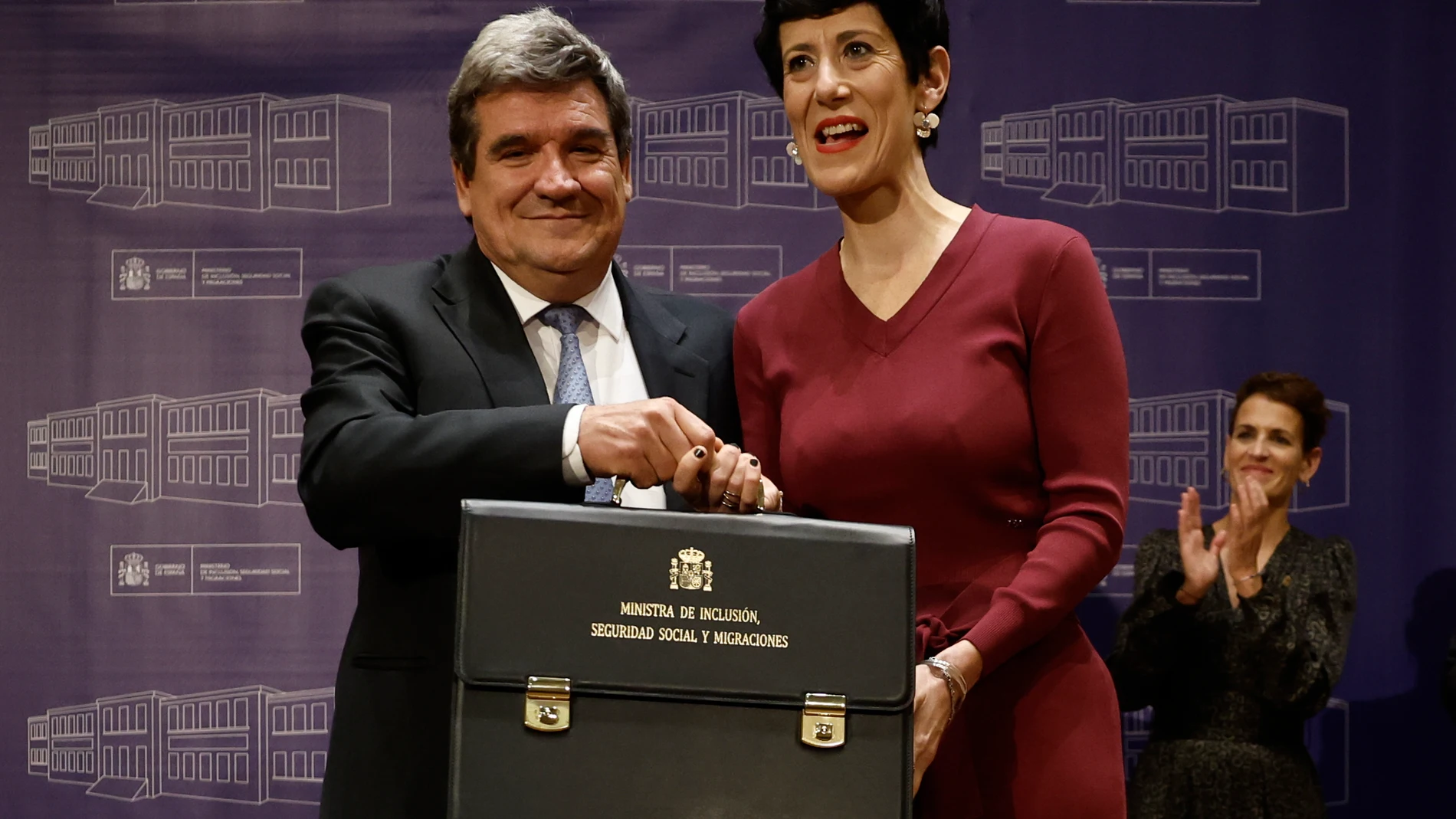 MADRID, 21/11/2023.- La nueva ministra de Seguridad Social, Elma Saiz, recibe la cartera de manos del ministro saliente, José Luis Escrivá, en un acto celebrado este martes en la sede del ministerio, en Madrid. EFE/Sergio Pérez 