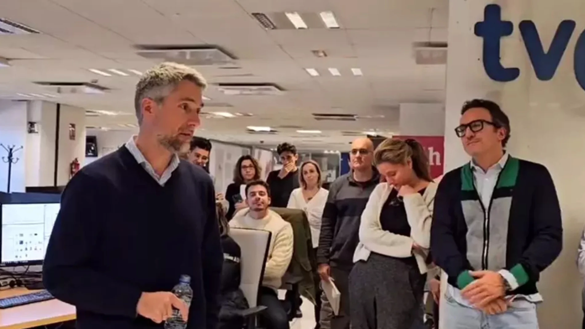 Carlos Franganillo despidiéndose de sus compañeros de RTVE