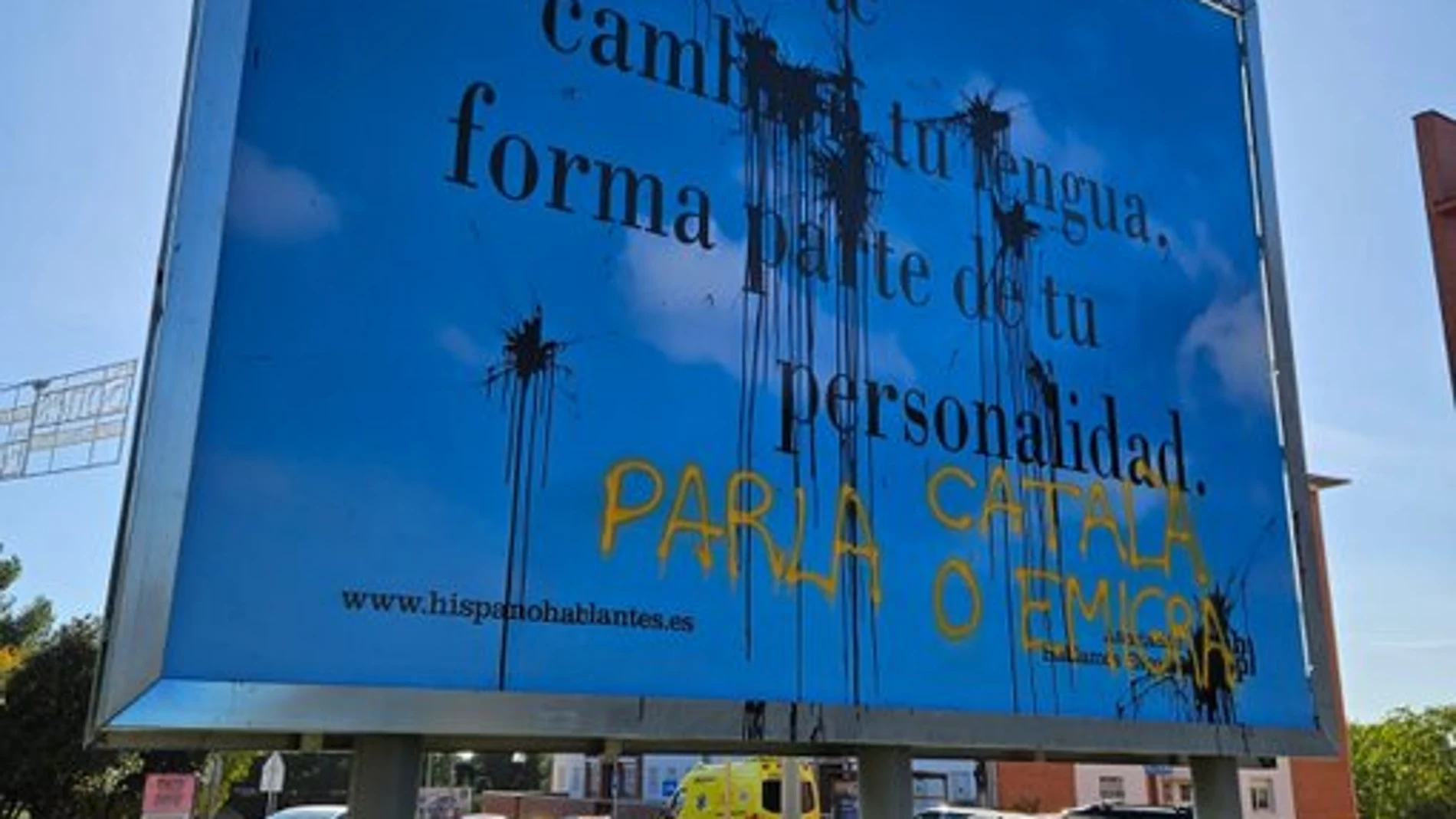 La pancarta, vandalizada