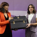 Irene Montero entrega su cartera ministerial a Ana Redondo 