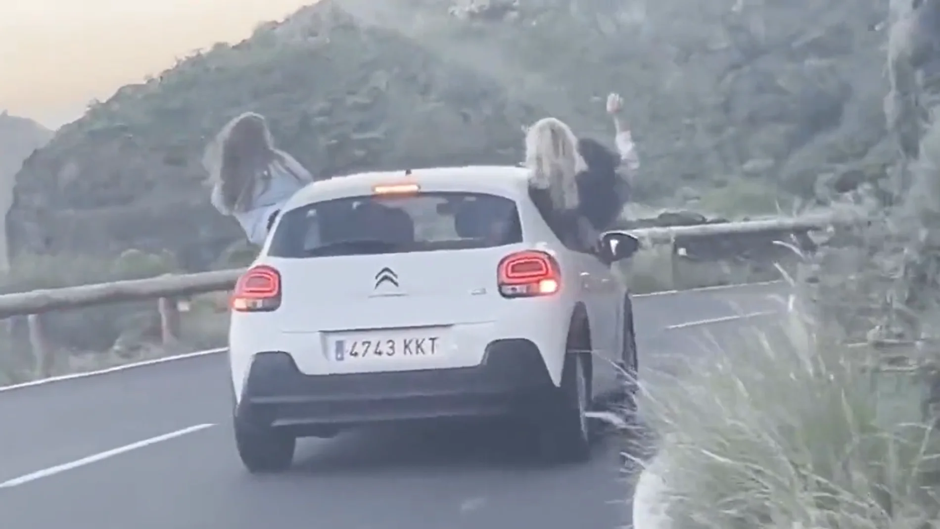 Tres jóvenes arriesgan su vida al circular por una carretera con medio cuerpo fuera del coche