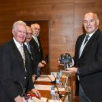 El consejero delegado de Iberdrola en España, Mario Ruiz-Tagle, tras recibir el galardón de manos del presidente de la RAI, Antonio Colino