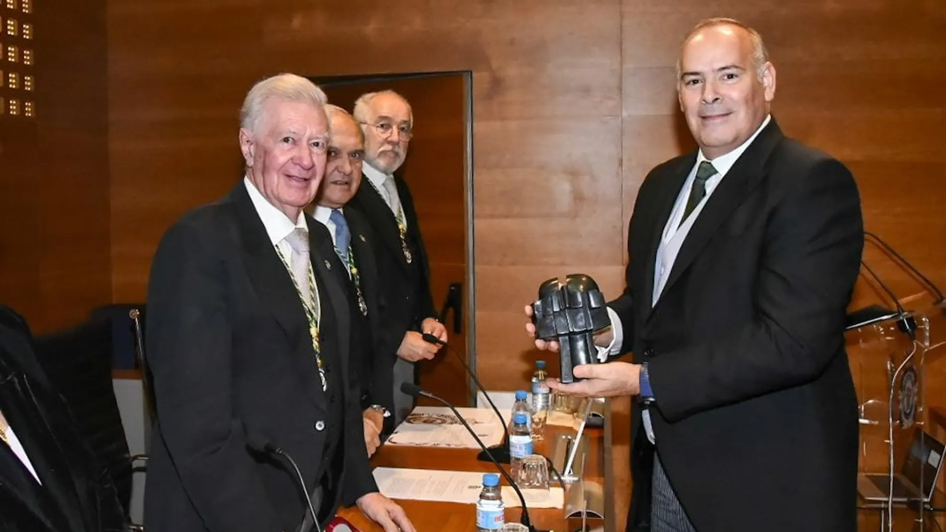 El consejero delegado de Iberdrola en España, Mario Ruiz-Tagle, tras recibir el galardón de manos del presidente de la RAI, Antonio Colino