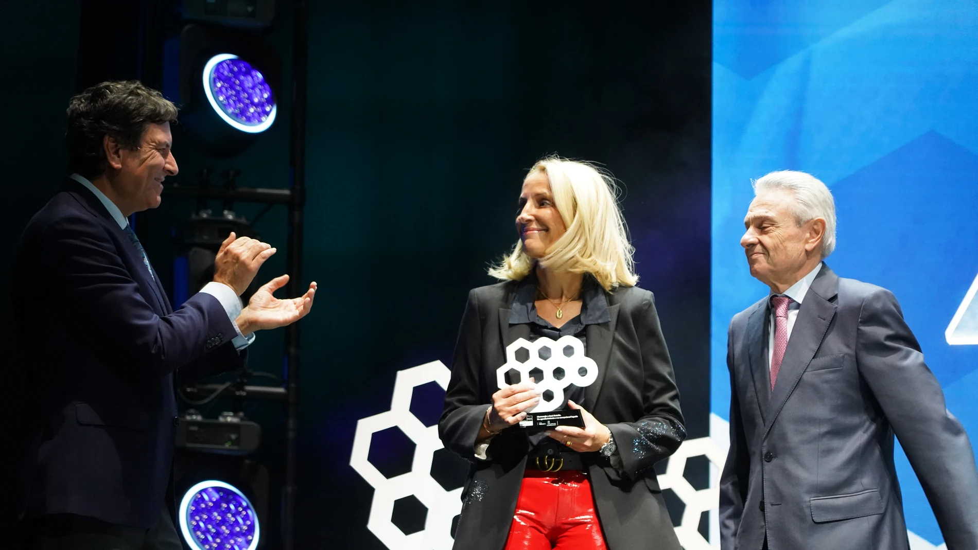 El consejero Carlos Fernández Carriedo y Félix Cano entrega el premio a María Helena Antolín