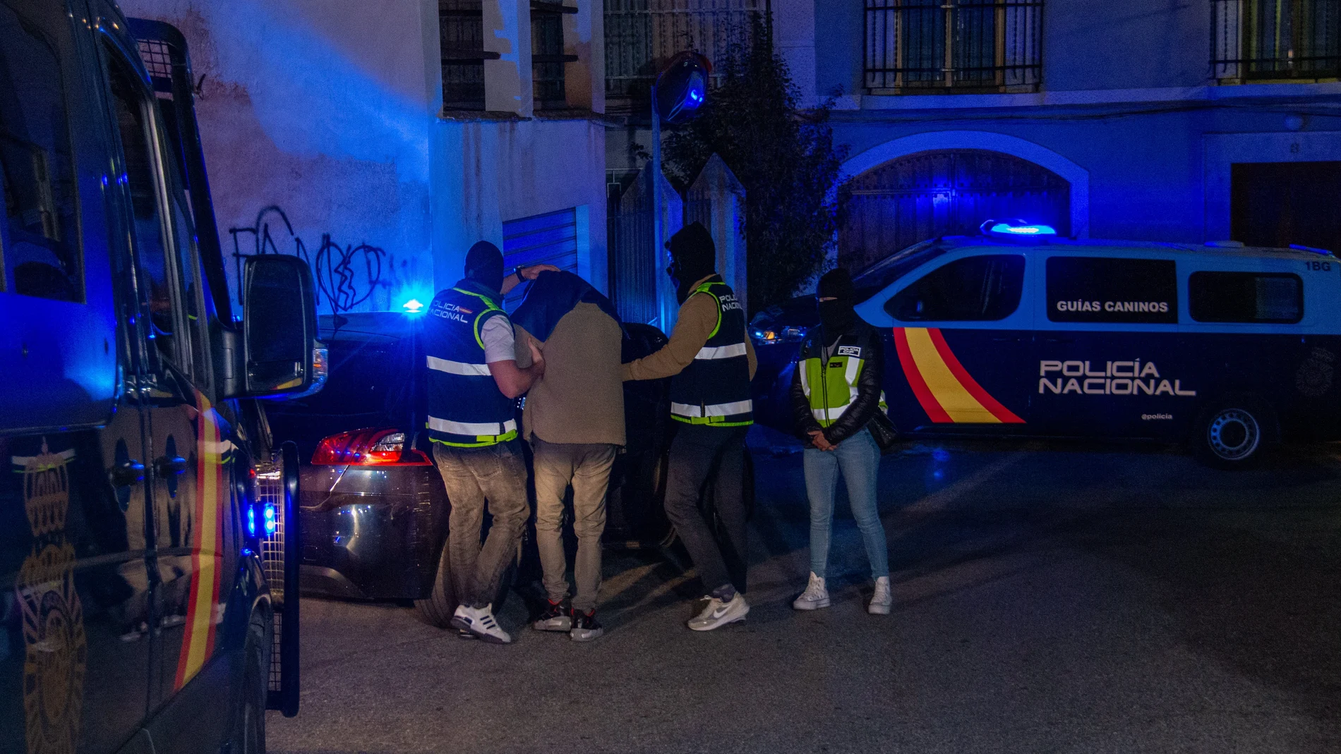 Efectivos de la Policía Nacional registran este martes una vivienda del centro de Lanjarón (Granada) junto a uno de los dos detenidos en este municipio por su presunta relación con el atentado contra el cofundador de Vox y exdirigente del PP, Alejo Vidal-Quadras, el pasado 9 de noviembre.