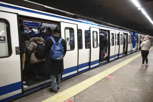 Estos son los cambios que sufrirá Metro y los autobuses en Nochevieja y Navidad 