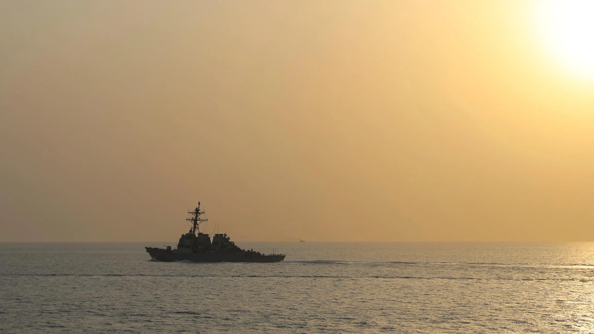 July 27, 2023, Strait of Hormuz, Oman: The U.S. Navy Arleigh-burke class guided-missile destroyer USS Thomas Hudner patrols international shipping lanes at sunset, July 27, 2023 in the Strait of Hormuz. The U.S. Navy stepped up patrols after Iran harassed civilian shipping in the region. (Foto de ARCHIVO) 27/07/2023