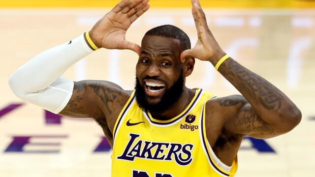 LeBron James ha renovado por dos años más con los Lakers