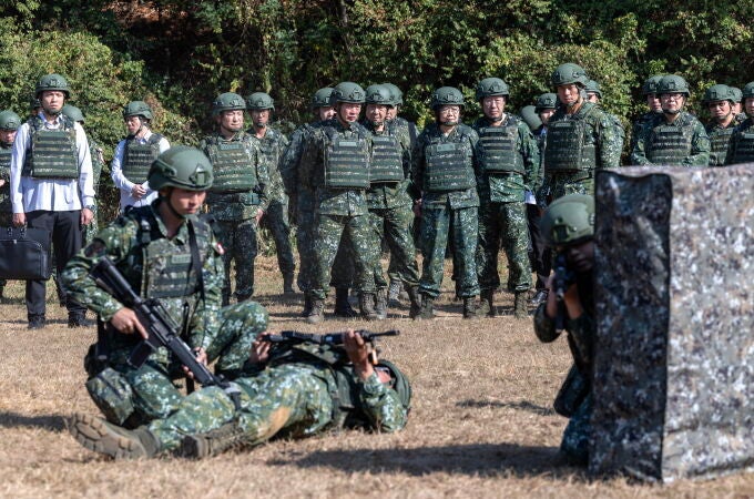 El presidente de Taiwán, Tsai Ing Wen, asiste a unos ejercicios militares