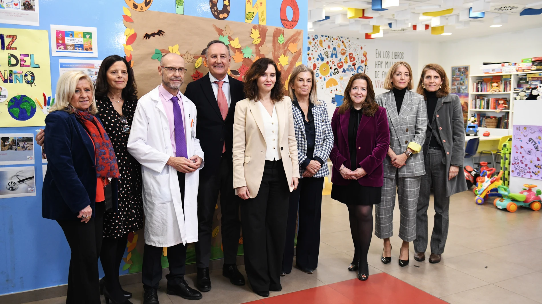 La presidenta de la Comunidad de Madrid, Isabel Díaz Ayuso (5i); la presidenta de la fundación Ronald McDonald en Madrid, Blanca Moreno (6i) y la consejera de Sanidad de la Comunidad de Madrid, Fátima Matute (7i), durante su visita a la Casa Ronald McDonald de Madrid, del Hospital público Universitario Infantil Niño Jesús, a 23 de noviembre de 2023, en Madrid (España). La Casa Ronald McDonald acoge temporalmente a familias de niños con ingreso de larga estancia en hospitales de la Comunidad d...