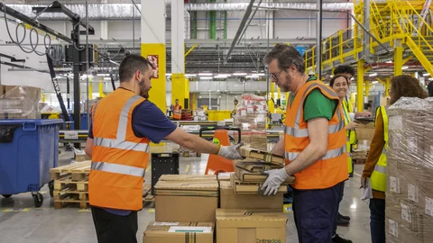 ZARAGOZA. 25/04/2023.- Más de 700 trabajadores fijos a jornada completa, más del 40 % mujeres, de 28 nacionalidades y con 40 roles distintos, son con los que ha iniciado el nuevo centro logístico de Amazon en la Plataforma Logística de Zaragoza su actividad, donde espera llegar a mover 3,5 millones de paquetes semanales, aunque la capacidad máxima es de 11,2 y la previsión es alcanzar los mil empleados en tres años. EFE/Javier Cebollada