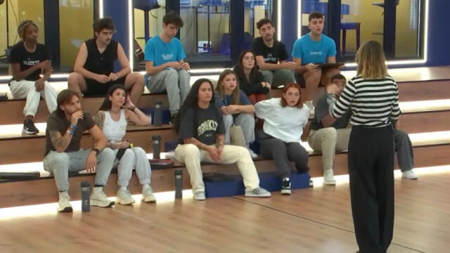 Concursantes de 'OT 2023' y la directora de la academia, Noemí Galera