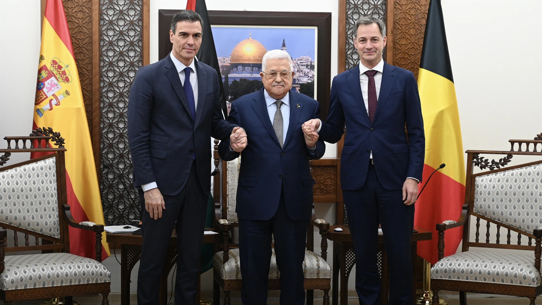El presidente del Gobierno, Pedro Sánchez, junto al primer ministro de Bélgica, Alexander De Croo y el presidente de la Autoridad Nacional de Palestina, Mahmud Abás, en la sede e la Autoridad Nacional de Palestina, en Ramallah.POOL MONCLOA/BORJA PUIG DE LA BE23/11/2023
