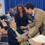 Guzmán Gómez, alcalde de Medina del Campo felicitando a la usuaria del SAD Francisca Sobejano.