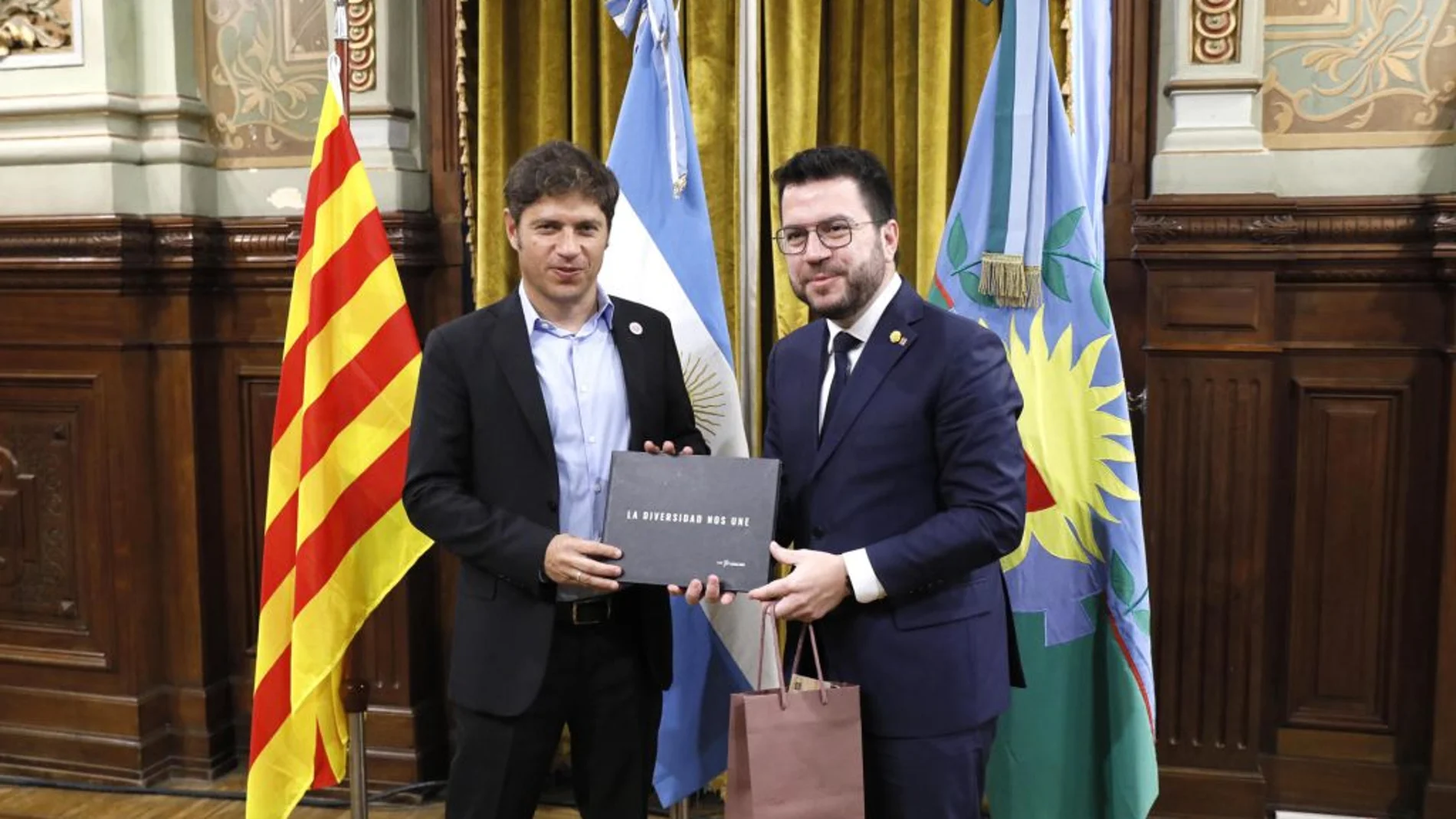 El presidente de la Generalitat de Cataluña, Pere Aragonès, y el gobernador de Buenos Aires, Axel Kicillof, posan el pasado marzo tras firmar un acuerdo de cooperación, en Buenos Aires (Argentina)