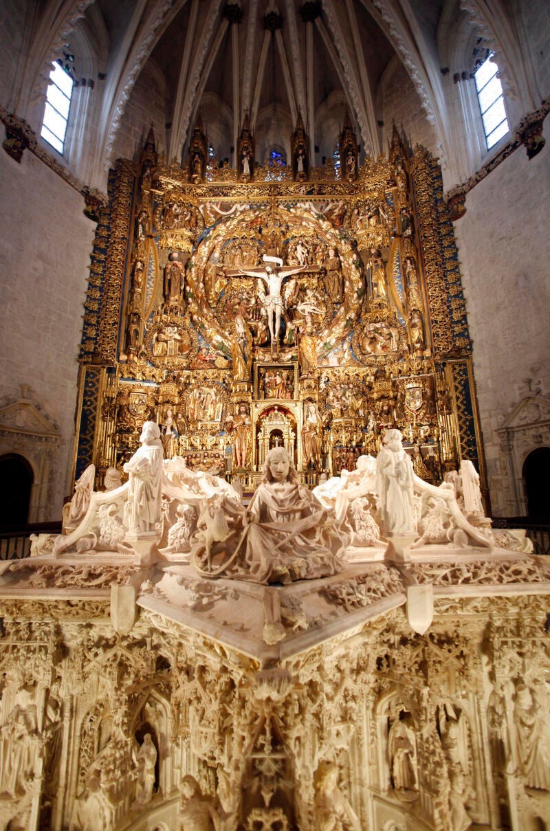 En primer plano sepulcro y al fondo el retablo