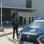 Sucesos.- Policías nacionales neutralizan a una mujer que acudió a un colegio y amenazó a la directora con un cuchillo