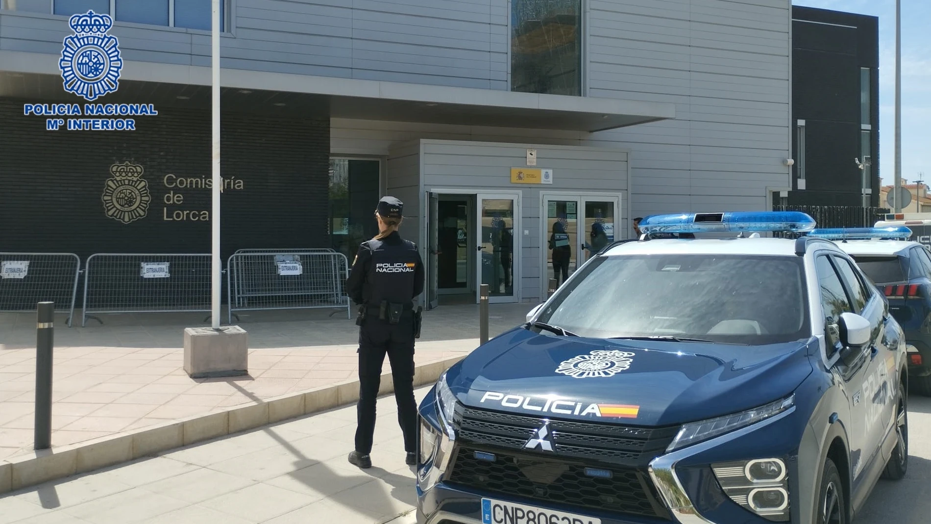 Una agente de la Policía Nacional, en la puerta de la Comisaría de Lorca POLICÍA NACIONAL 23/11/2023