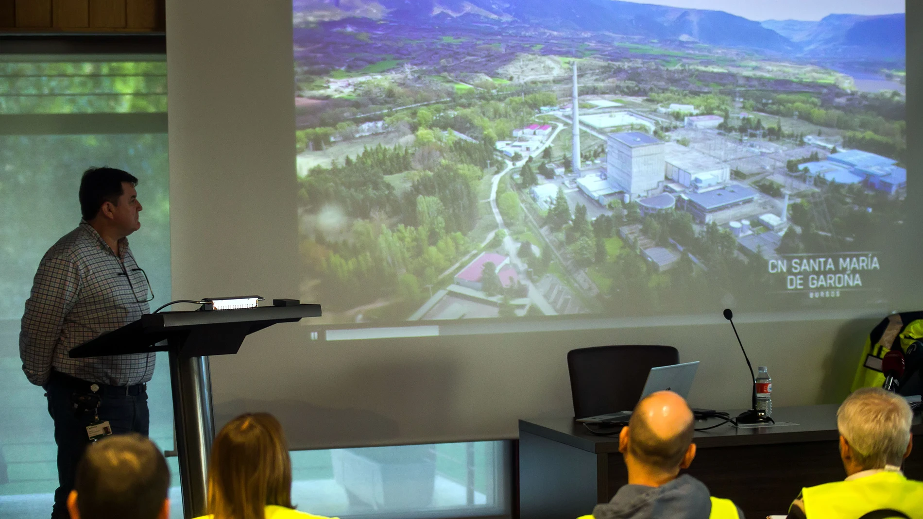 El director de la Central Nuclear de Garoña, Manuel Ondaro del Pino, interviene durante la presentación del proyecto de desmantelamiento de la central nuclear de Santa María de Garoña, a 23 de noviembre de 2023, en Santa María de Garoña, Burgos, Castilla y León (España). El proyecto planteado por Enresa (Empresa Nacional de Residuos Radiactivos, S.A.) para el desmantelamiento de la central nuclear de Garoña cuenta con un presupuesto estimado total de 475 millones de euros, 655 si se tiene en ...