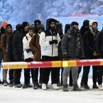 Inmigrantes llegan al paso fronterizo de Salla entre Rusia y Finlandia