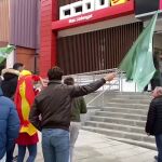 El Sindicato Solidaridad se manifiesta frente a la sede del PSOE en Ferraz y de CC.OO. en Granollers