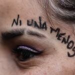 -FOTODELDÍA- AME4528. BUENOS AIRES (ARGENTINA), 03/06/2022.- Una mujer participa con miles de mujeres en una marcha bajo la consigna "ni una menos" en conmemoración de los siete años de la creación de este colectivo feminista, hoy en Buenos Aires (Argentina). El movimiento "Ni una menos", que nació en Argentina el 3 de junio del 2015 y se expandió por multitud de países, volvió a salir este viernes a las calles de Buenos Aires para exigir medidas contra los feminicidios, la violencia machista y la desigualdad de género que todavía sufren las mujeres del país suramericano. Con las consignas "¡Vivas, libres y desendeudadas nos queremos!" y "El Estado es responsable", organizaciones sociales y colectivos feministas marcharon desde la histórica Plaza de Mayo hasta el Congreso argentino, en una manifestación que tuvo eco en otras ciudades del país, como Córdoba, Rosario o Ushuaia. EFE/ Juan Ignacio Roncoroni