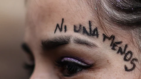 -FOTODELDÍA- AME4528. BUENOS AIRES (ARGENTINA), 03/06/2022.- Una mujer participa con miles de mujeres en una marcha bajo la consigna "ni una menos" en conmemoración de los siete años de la creación de este colectivo feminista, hoy en Buenos Aires (Argentina). El movimiento "Ni una menos", que nació en Argentina el 3 de junio del 2015 y se expandió por multitud de países, volvió a salir este viernes a las calles de Buenos Aires para exigir medidas contra los feminicidios, la violencia machista y la desigualdad de género que todavía sufren las mujeres del país suramericano. Con las consignas "¡Vivas, libres y desendeudadas nos queremos!" y "El Estado es responsable", organizaciones sociales y colectivos feministas marcharon desde la histórica Plaza de Mayo hasta el Congreso argentino, en una manifestación que tuvo eco en otras ciudades del país, como Córdoba, Rosario o Ushuaia. EFE/ Juan Ignacio Roncoroni
