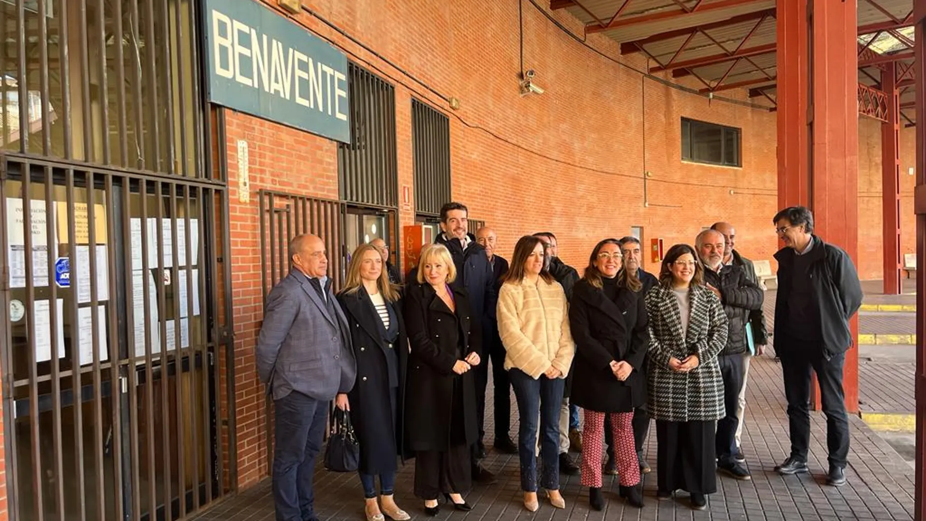 La consejera María González Corral visita la Estación de Autobuses de Benavente