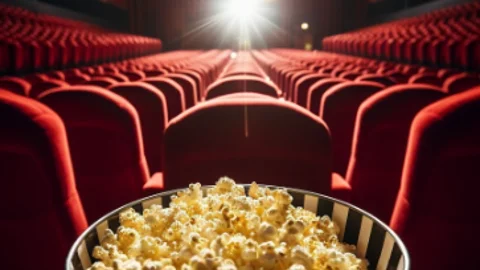 Todavía hay un buen número de personas que se resisten a la idea de renunciar a la experiencia única que ofrecen las salas de cine