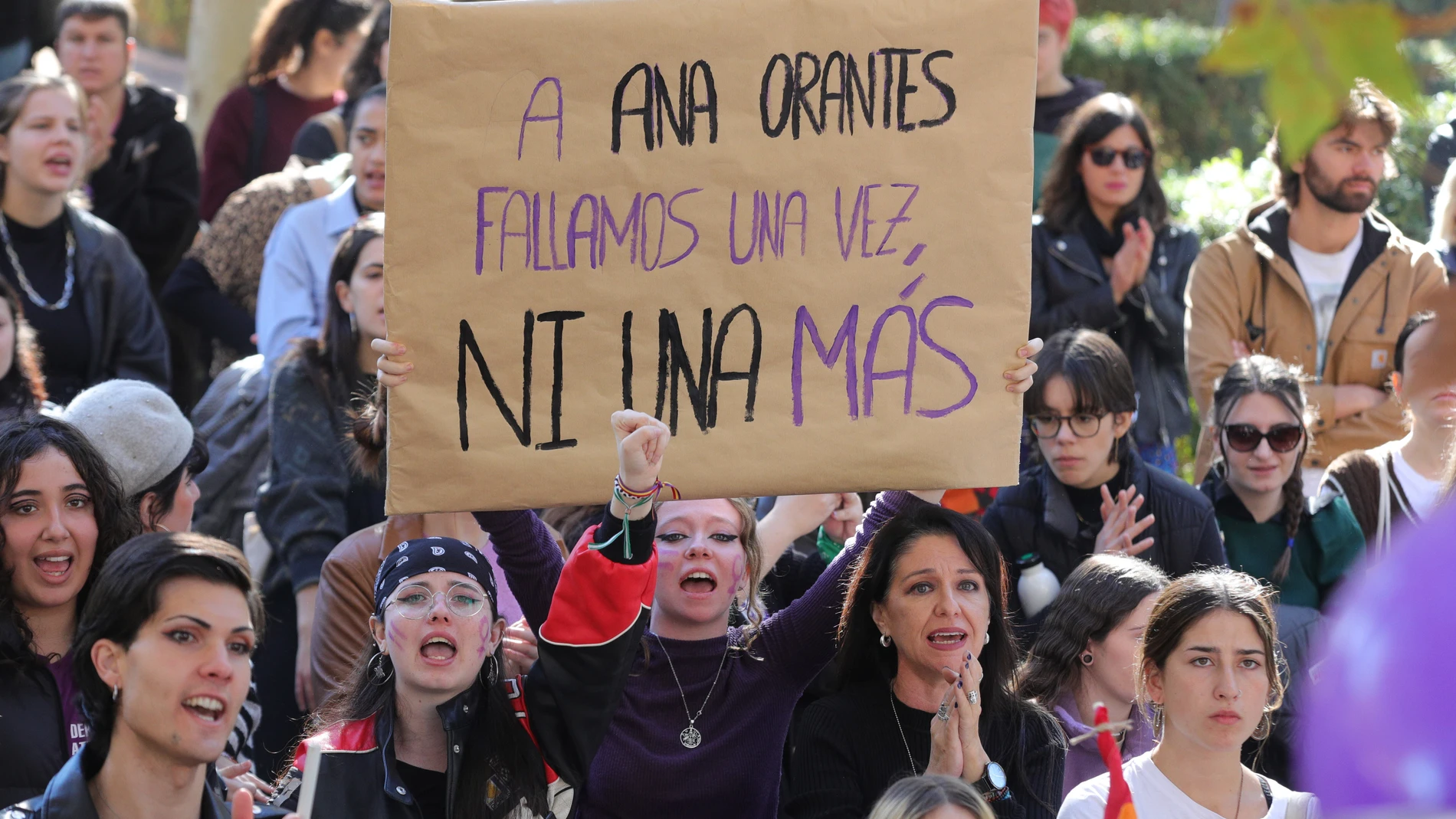 GRANADA (ESPAÑA), 25/11/2023.- Grupos de personas participan en la marcha convocada por Espacio Unitario Feminismo de Granada y la Plataforma 8M/25N contra la violencia machista este sábado, en el marco del Día Internacional de la Eliminación de la Violencia contra la Mujer 2023, en el centro de Granada (Andalucía). EFE/ Pepe Torres