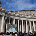 El Papa Francisco, el pasado domingo, se dirige a los peregrinos presentes en la Plaza de San Pedro durante el rezo del ángelus