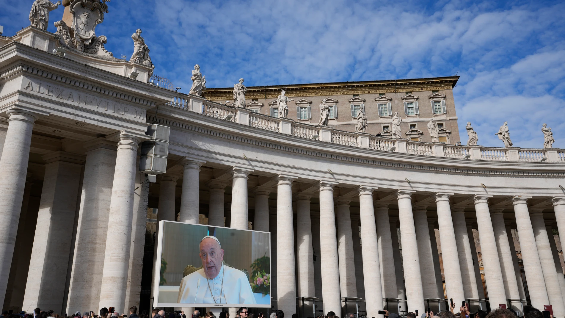 El Papa Francisco, el pasado domingo, se dirige a los peregrinos presentes en la Plaza de San Pedro durante el rezo del ángelus