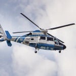 Un helicóptero participa en las operaciones de rescate cerca de Lesbos