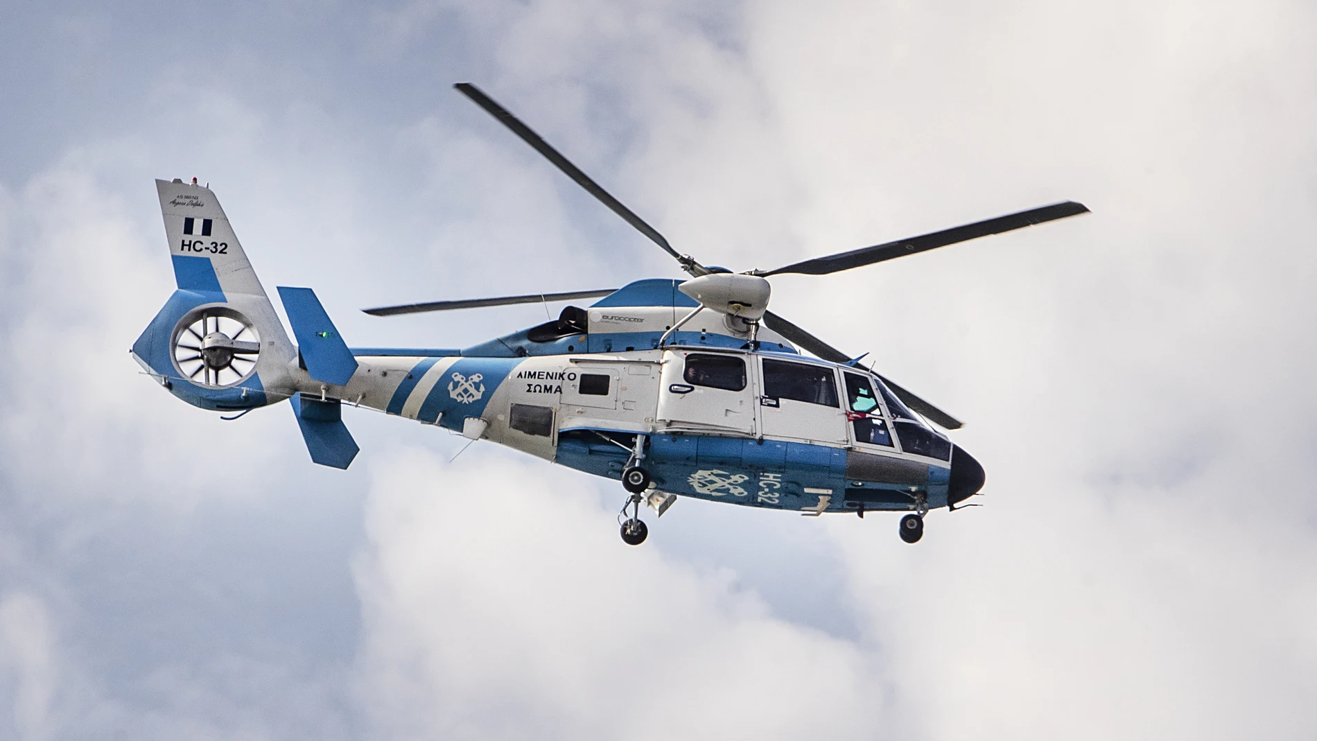 Un helicóptero participa en las operaciones de rescate cerca de Lesbos