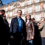 Feijóo y Ayuso visitan el mercado navideño de la Plaza Mayor de Madrid